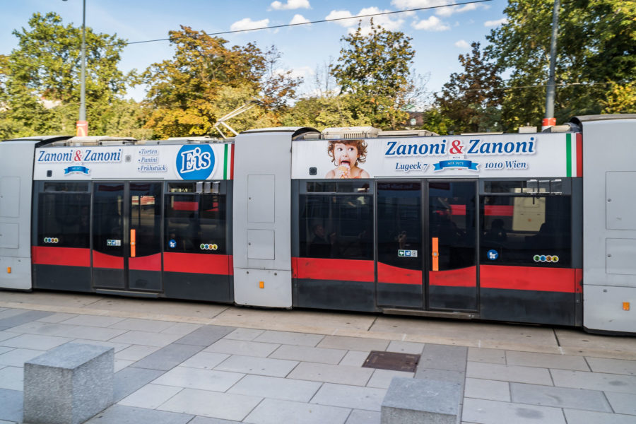 Stadtwerbung-Straßenbahn-Sky-Zanoni-und-Zanoni